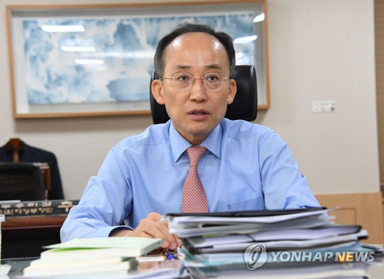 추경호 경제부총리 겸 기획재정부 장관이 13일 정부서울청사에서 열린 주요 간부회의를 주재하고 있다.<연합뉴스>